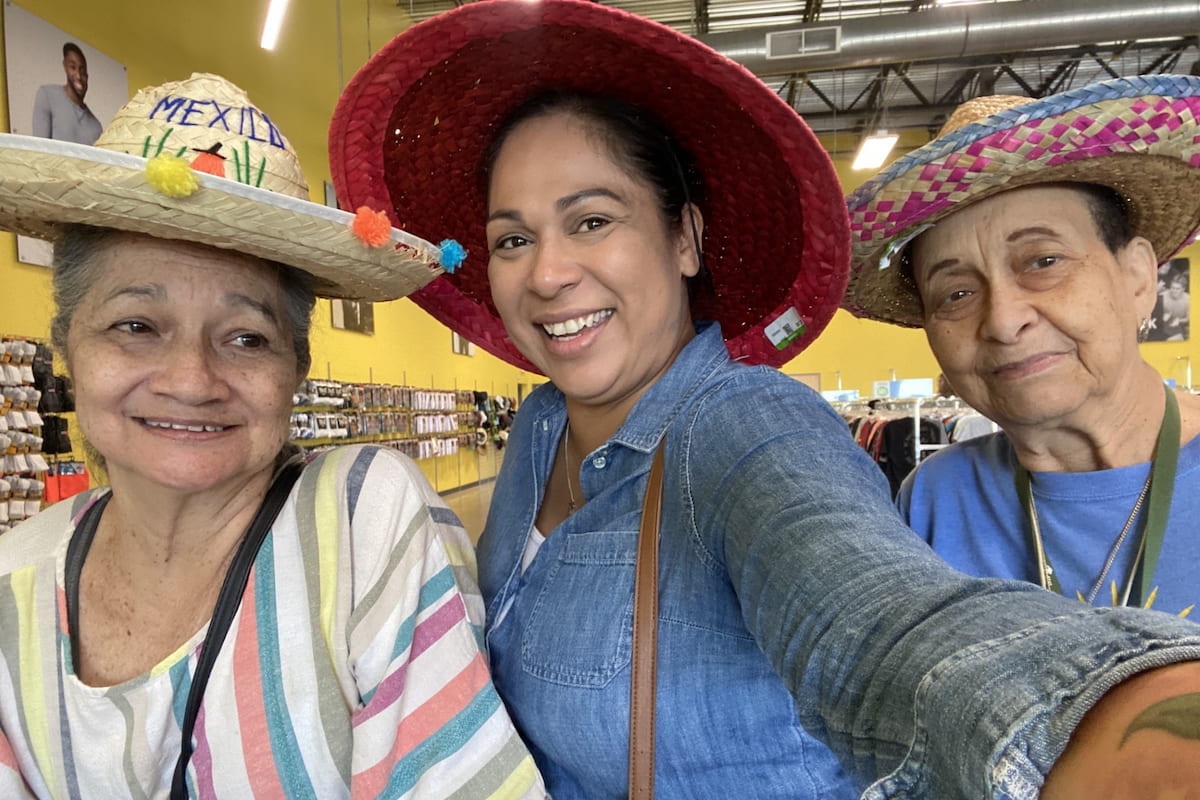 Buda Oaks | Seniors wearing sombreros